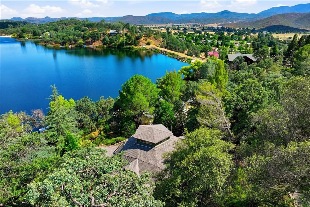 16945 Knollview Hidden Valley Lake, CA 95467