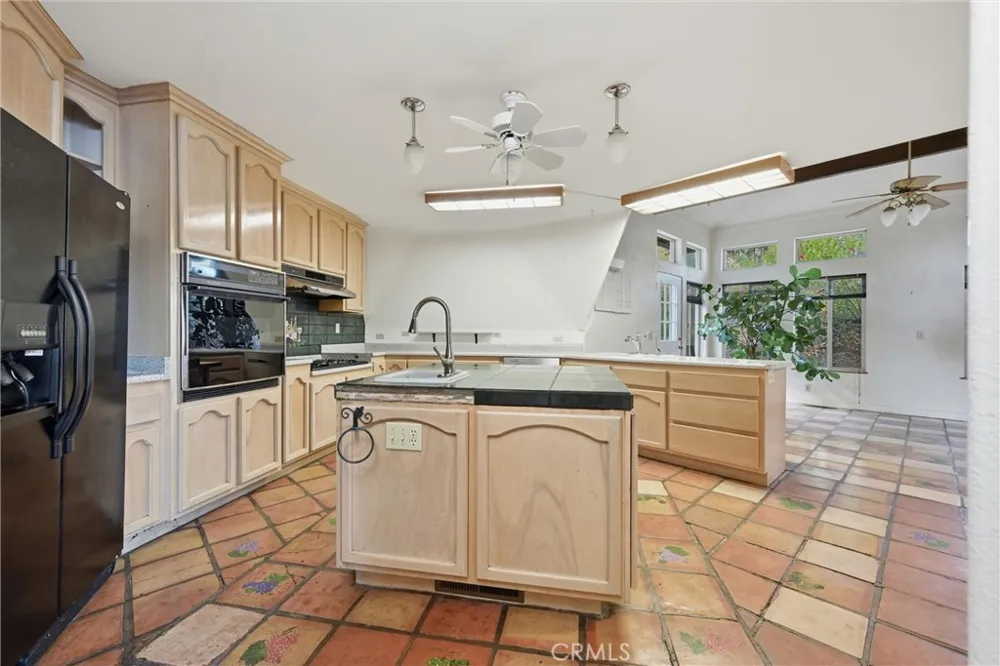 16945 Knollview Hidden Valley Lake, CA 95467
