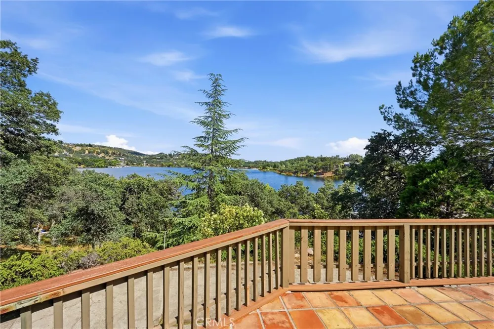 16945 Knollview Hidden Valley Lake, CA 95467
