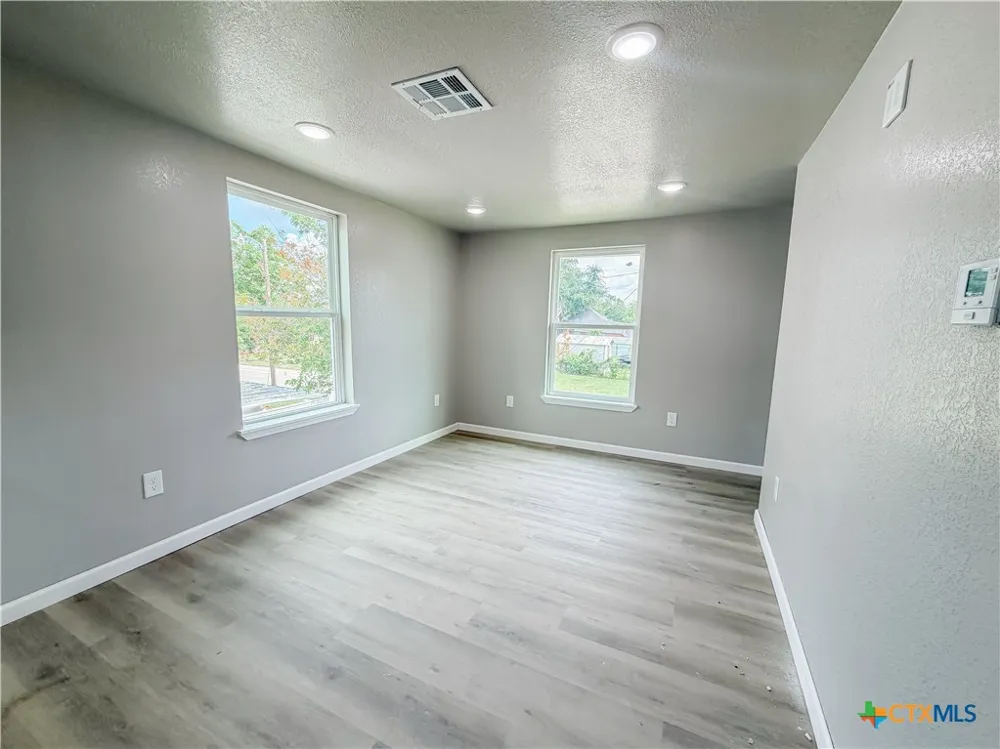 1404 W Ave E - B Temple, TX 76501