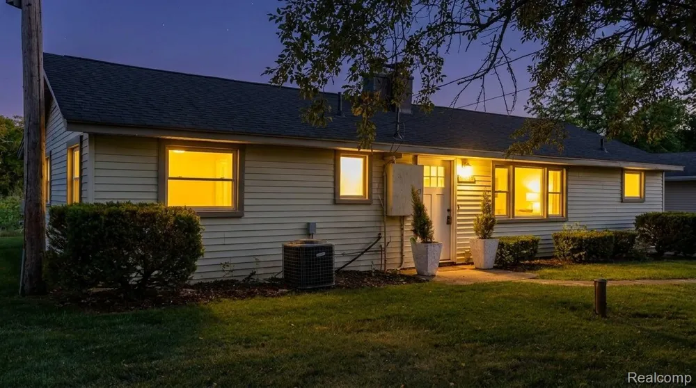 11560 Island Ct Court Hartland Township, MI 48353