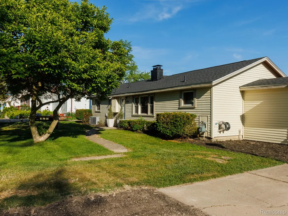 11560 Island Ct Court Hartland Township, MI 48353