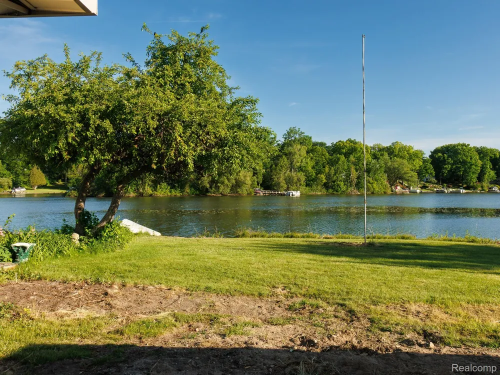 11560 Island Ct Court Hartland Township, MI 48353