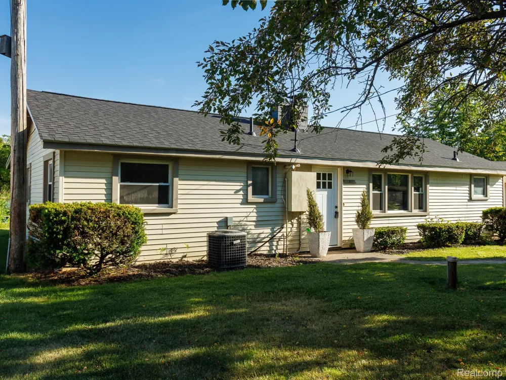 11560 Island Ct Court Hartland Township, MI 48353