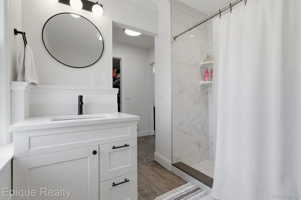 72 North Shore Drive Lake Orion Village, MI 48362