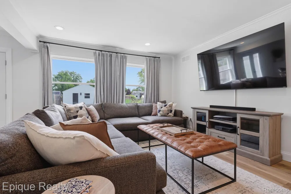 72 North Shore Drive Lake Orion Village, MI 48362