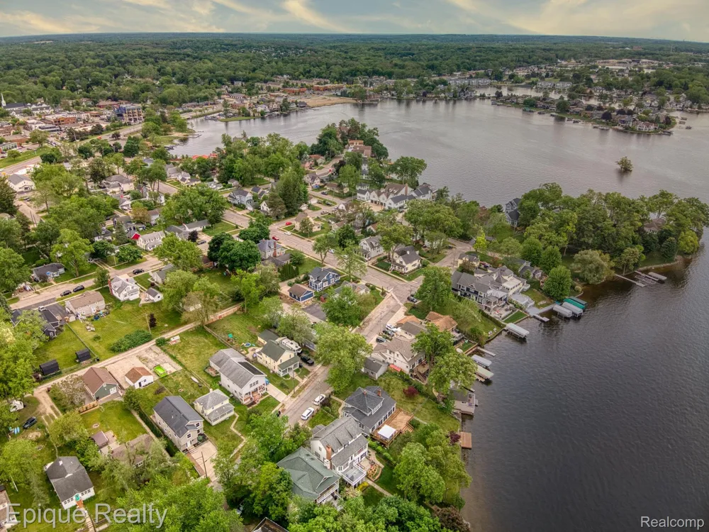 72 North Shore Drive Lake Orion Village, MI 48362