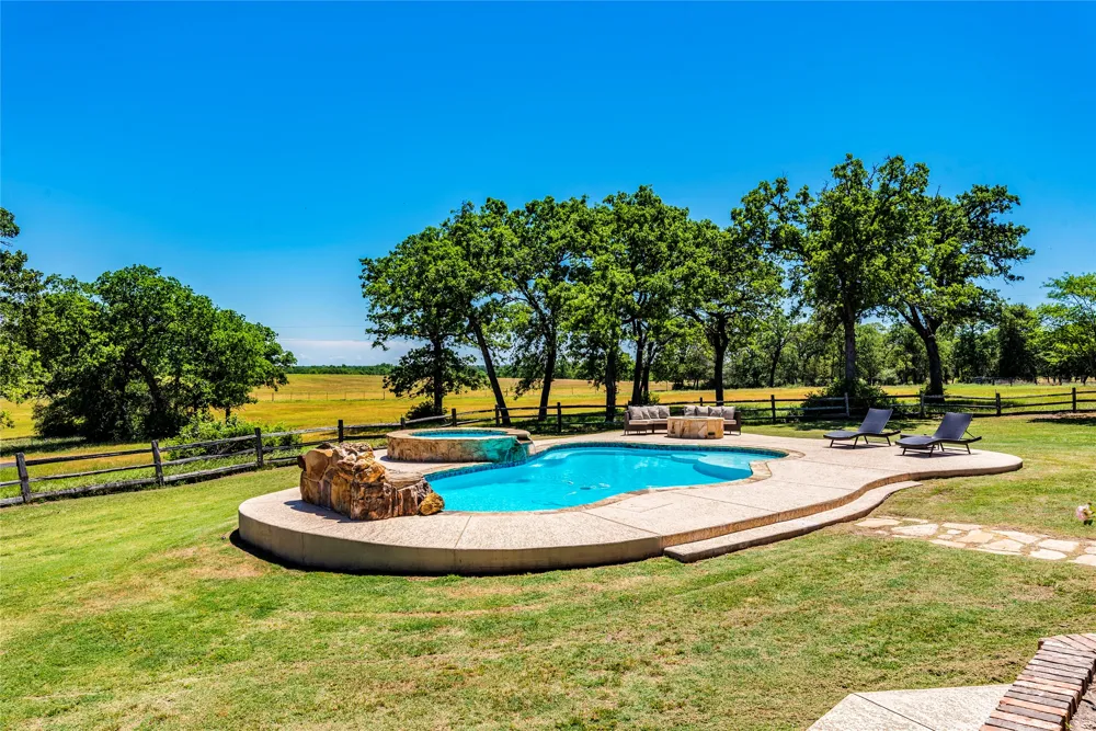 17270 FM 112 Thrall, TX 76578