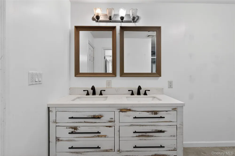20 Patrick Drive Bloomingburg, NY 12721