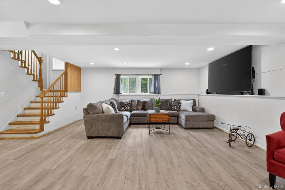 20 Patrick Drive Bloomingburg, NY 12721