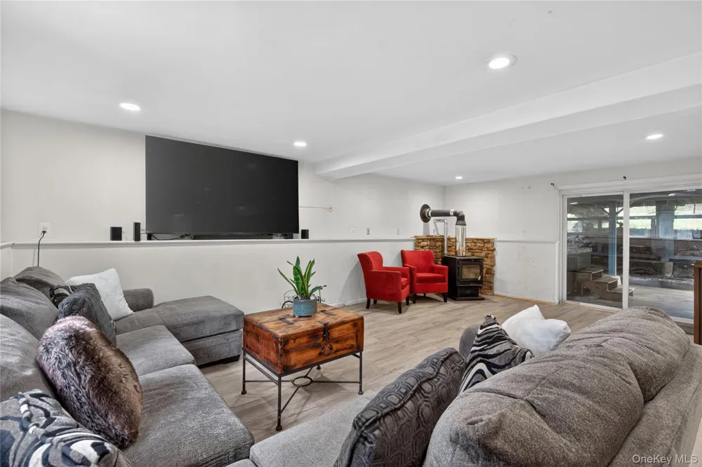 20 Patrick Drive Bloomingburg, NY 12721