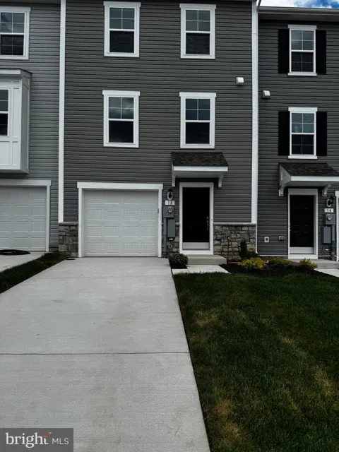 18 CLIFTON MNR