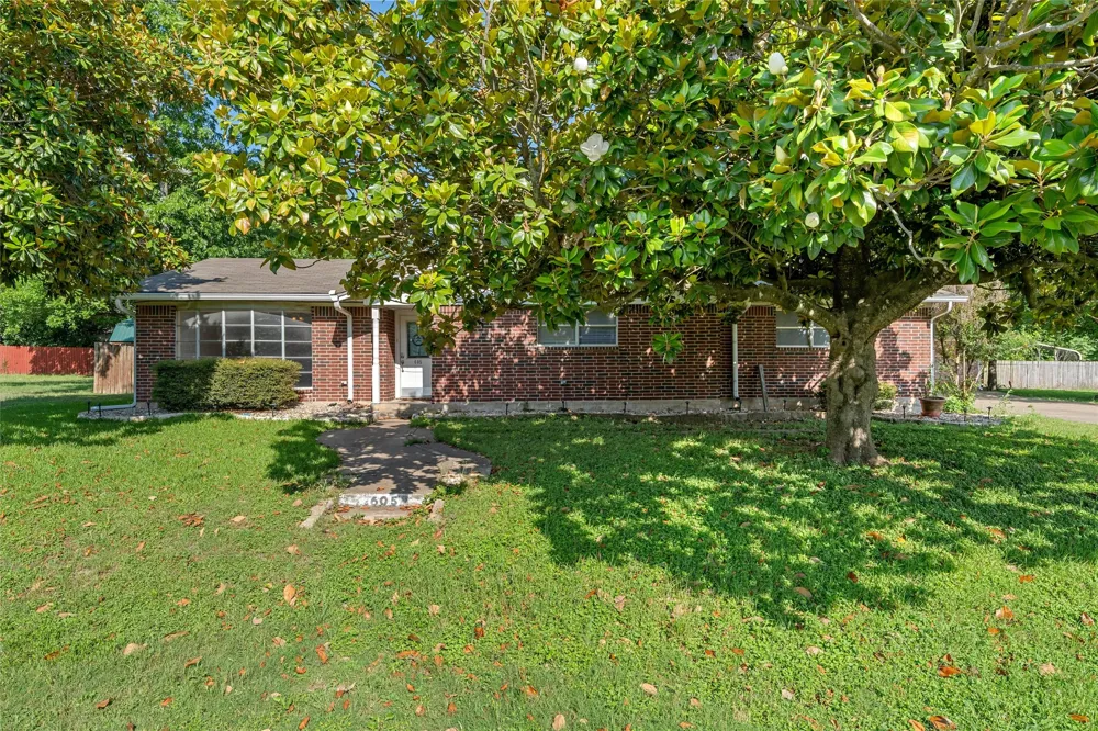 605 Roberts Street West, TX 76691