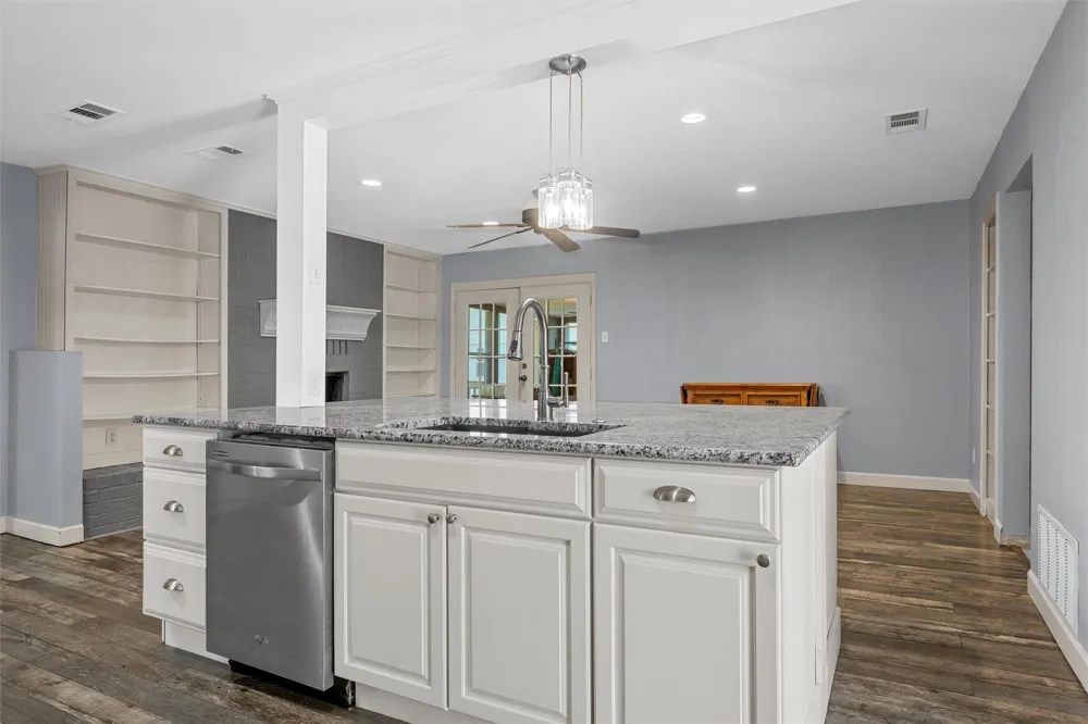 605 Roberts Street West, TX 76691