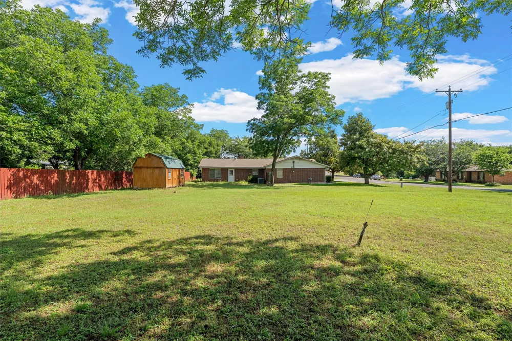 605 Roberts Street West, TX 76691