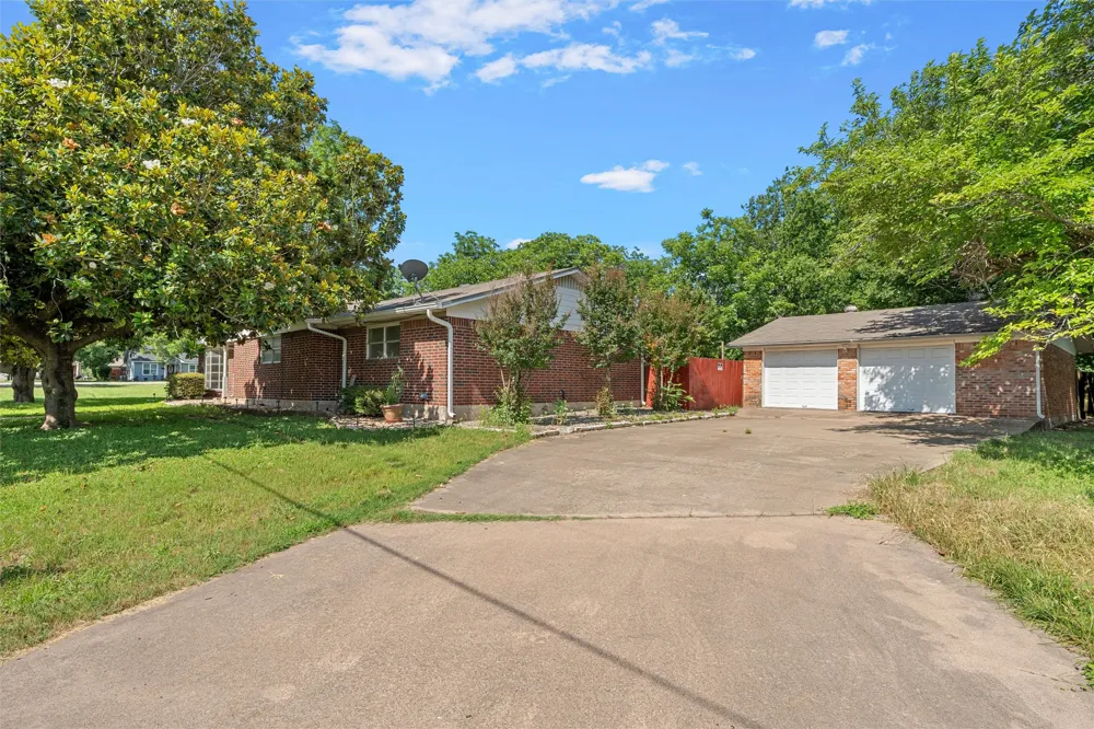 605 Roberts Street West, TX 76691