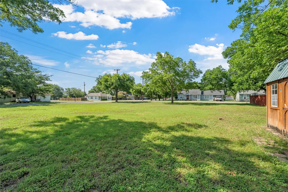 605 Roberts Street West, TX 76691