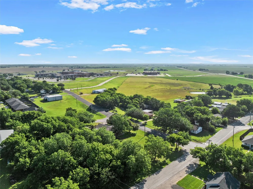 605 Roberts Street West, TX 76691