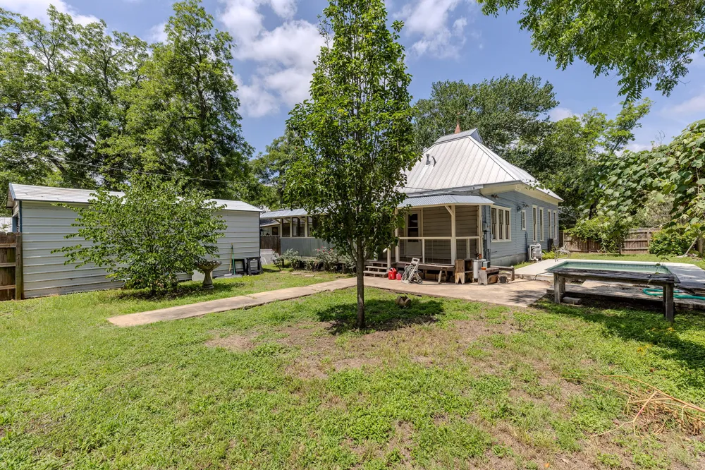 504 Gresham Street Smithville, TX 78957