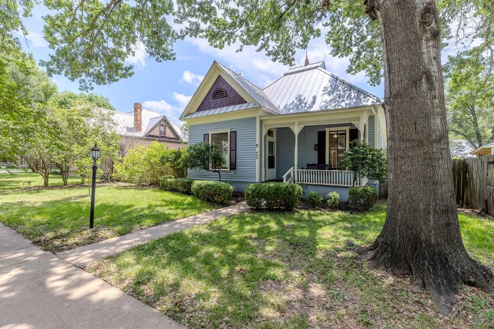 504 Gresham Street Smithville, TX 78957