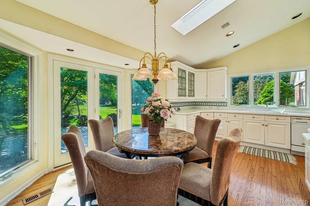 4523 Rivers Edge Drive Troy City, MI 48098