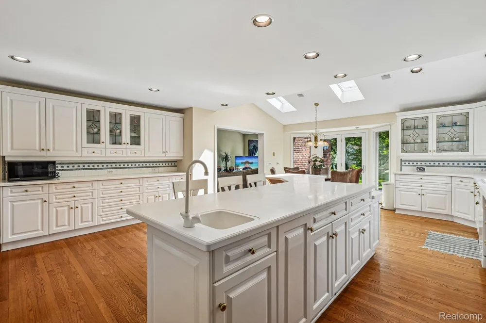 4523 Rivers Edge Drive Troy City, MI 48098