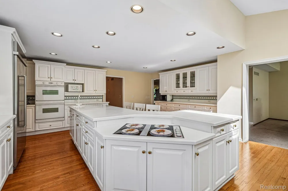 4523 Rivers Edge Drive Troy City, MI 48098