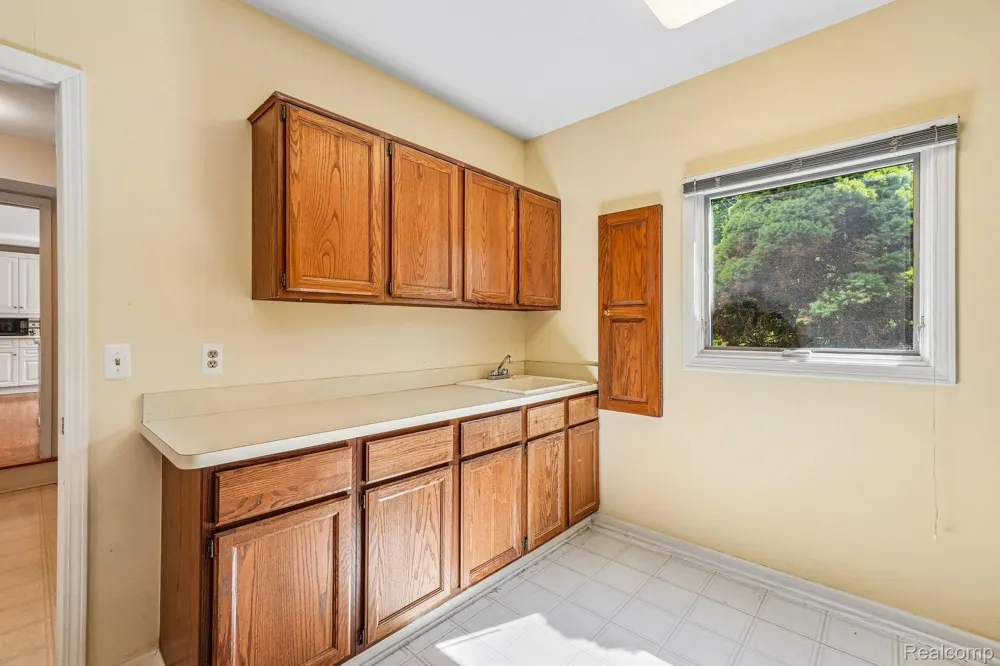 4523 Rivers Edge Drive Troy City, MI 48098