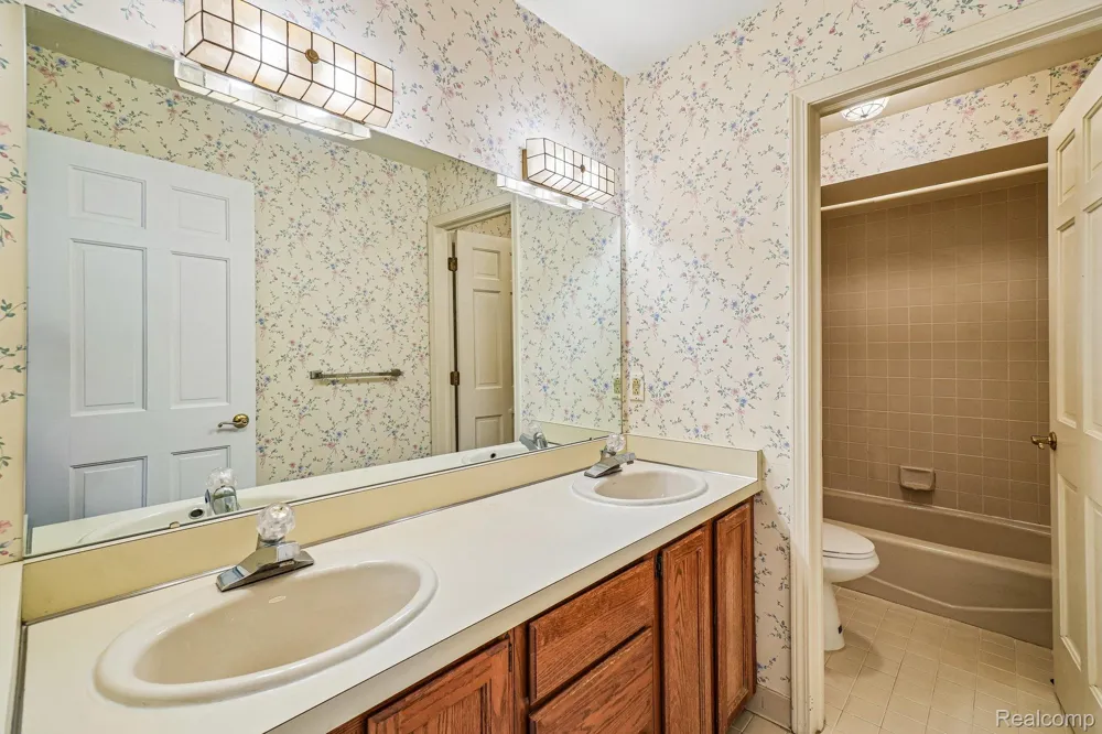 4523 Rivers Edge Drive Troy City, MI 48098