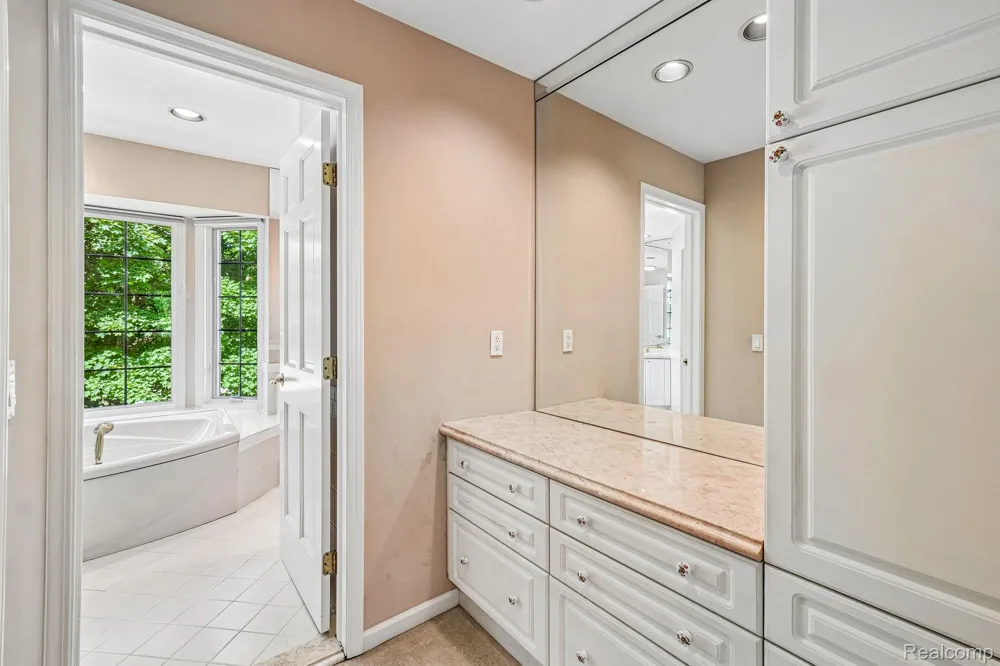 4523 Rivers Edge Drive Troy City, MI 48098