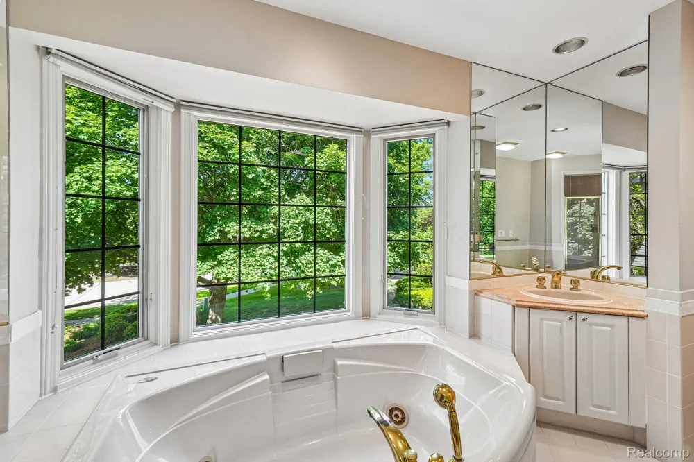 4523 Rivers Edge Drive Troy City, MI 48098