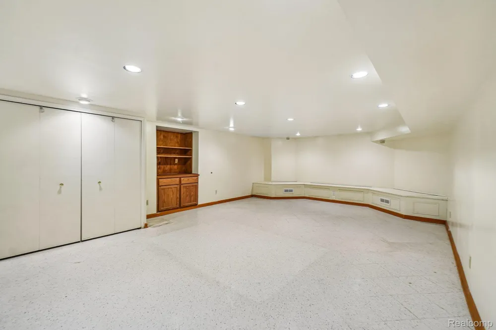 4523 Rivers Edge Drive Troy City, MI 48098