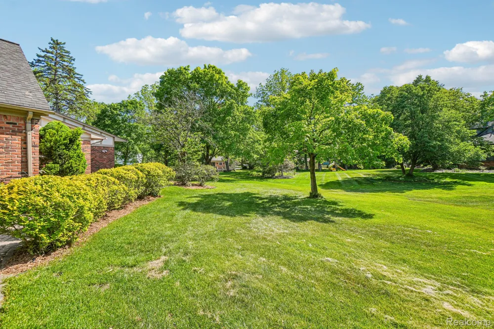 4523 Rivers Edge Drive Troy City, MI 48098