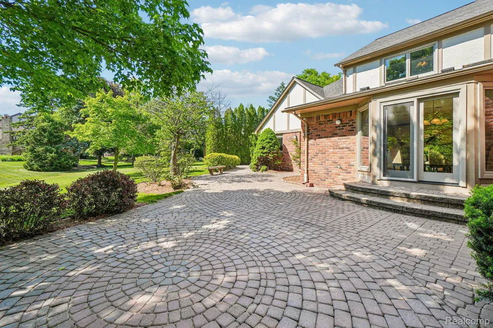 4523 Rivers Edge Drive Troy City, MI 48098