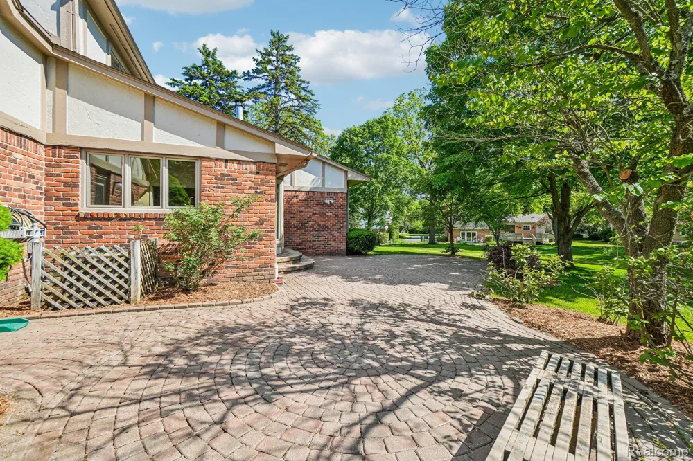 4523 Rivers Edge Drive Troy City, MI 48098