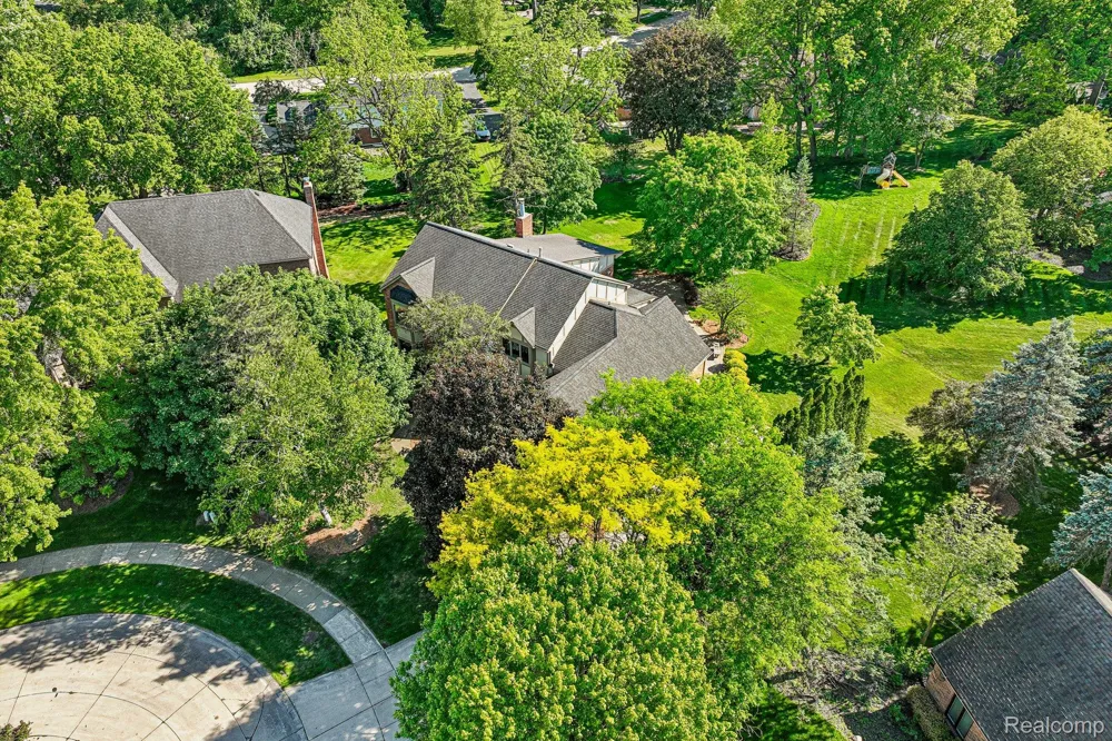 4523 Rivers Edge Drive Troy City, MI 48098