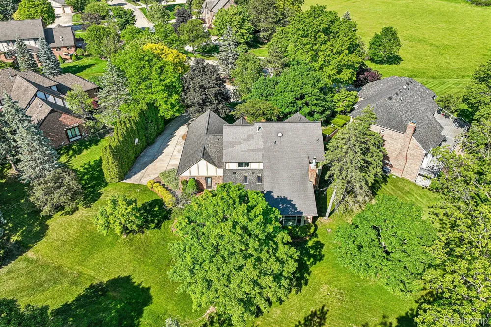 4523 Rivers Edge Drive Troy City, MI 48098