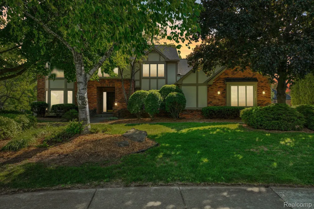 4523 Rivers Edge Drive Troy City, MI 48098