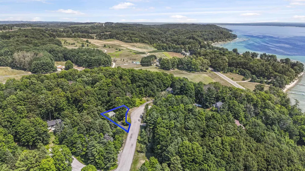 10159 Council Oak Drive Peninsula Township, MI 49686