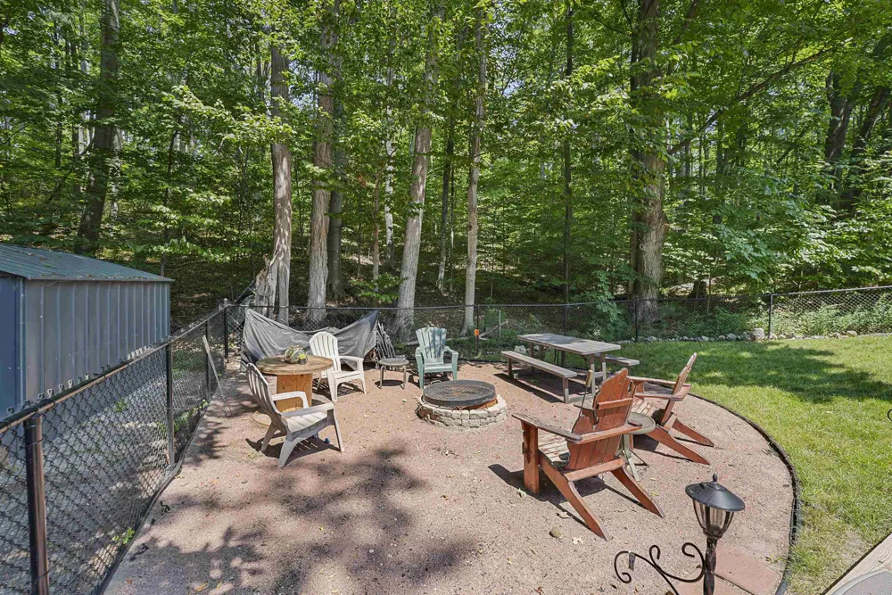 10159 Council Oak Drive Peninsula Township, MI 49686