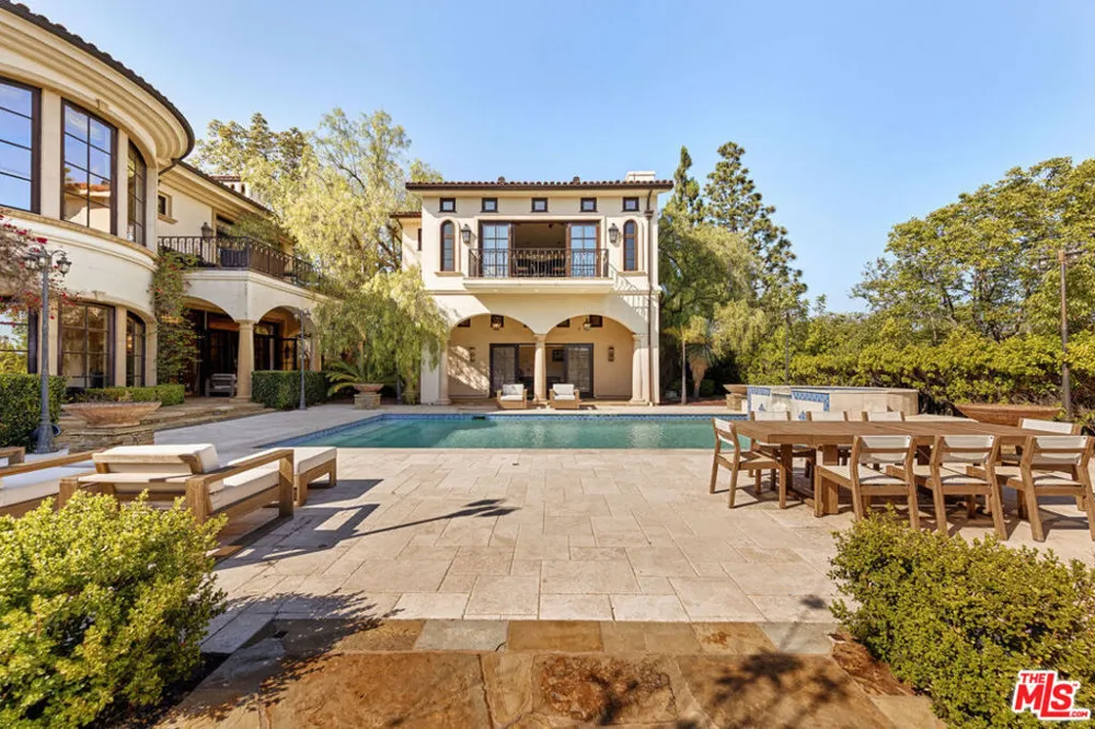 2374 Earls Court Los Angeles, CA 90077