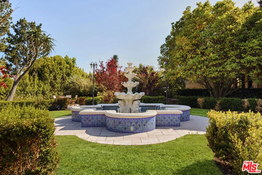 2374 Earls Court Los Angeles, CA 90077