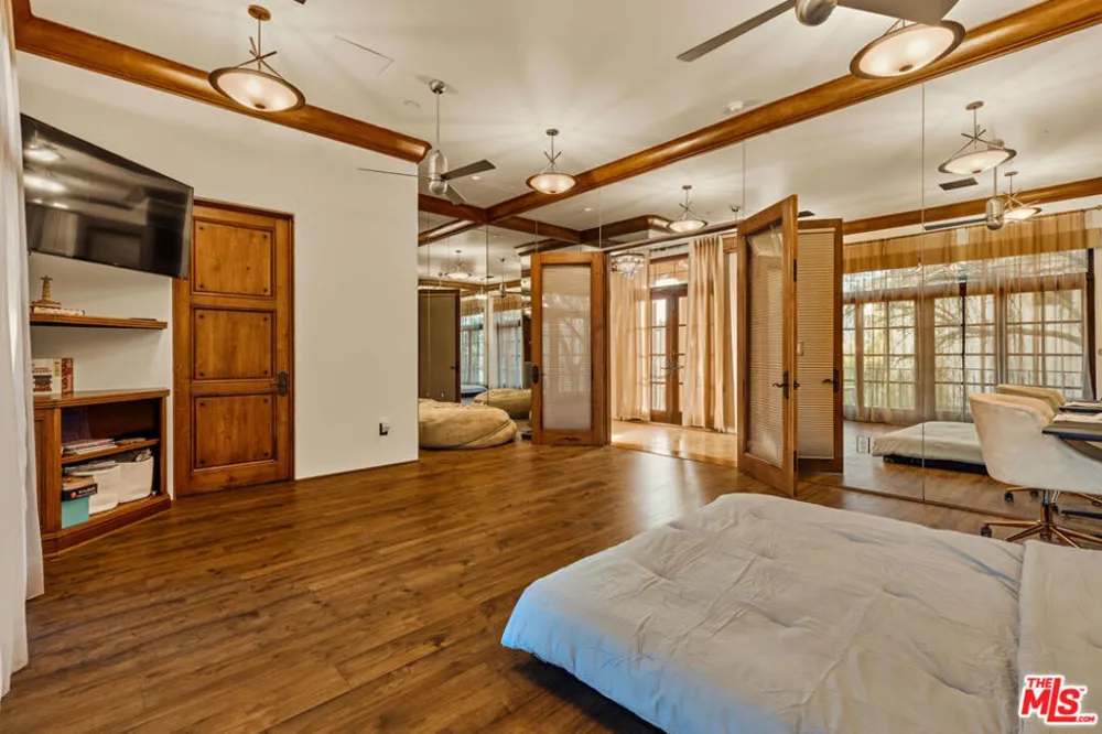 2374 Earls Court Los Angeles, CA 90077