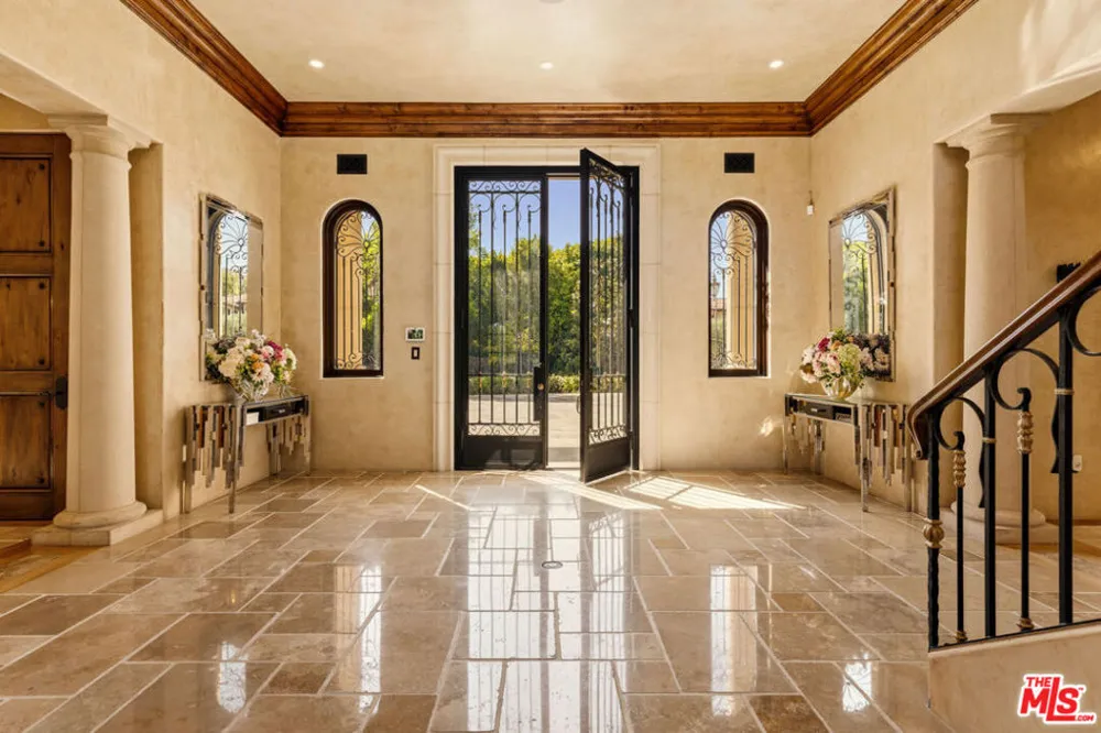 2374 Earls Court Los Angeles, CA 90077