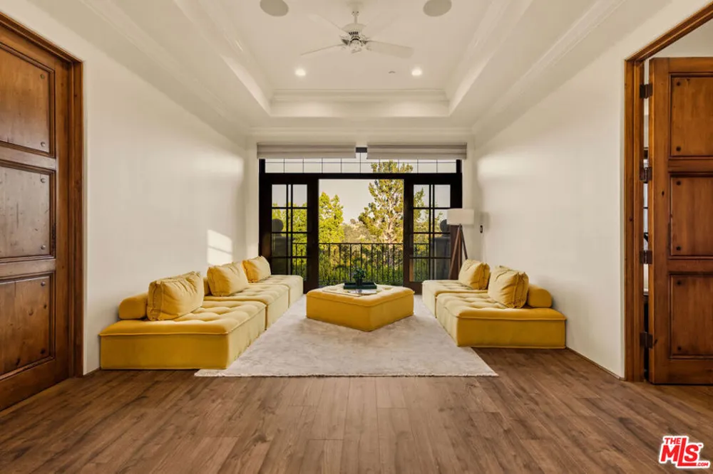 2374 Earls Court Los Angeles, CA 90077