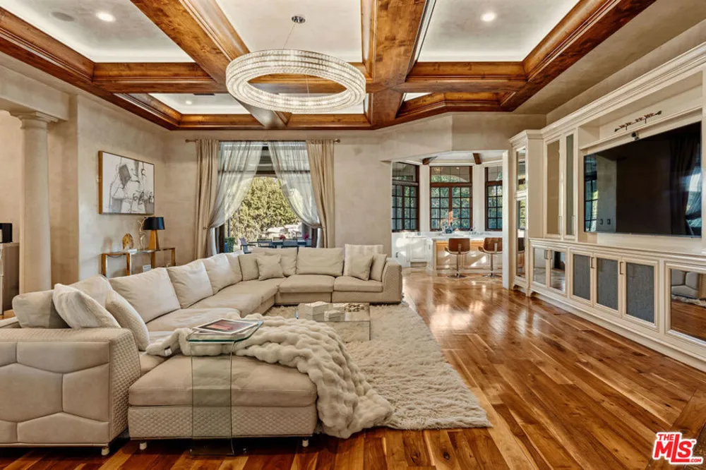 2374 Earls Court Los Angeles, CA 90077