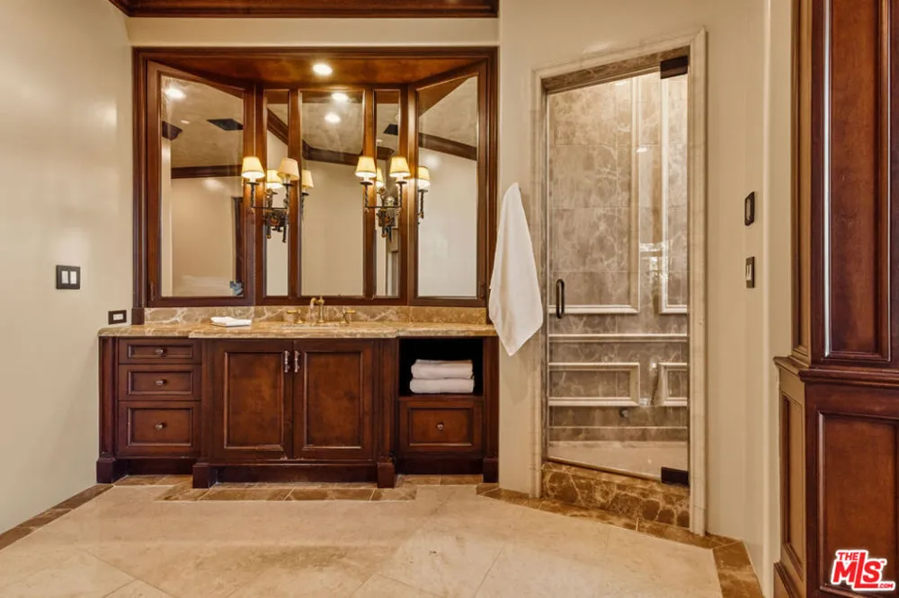 2374 Earls Court Los Angeles, CA 90077