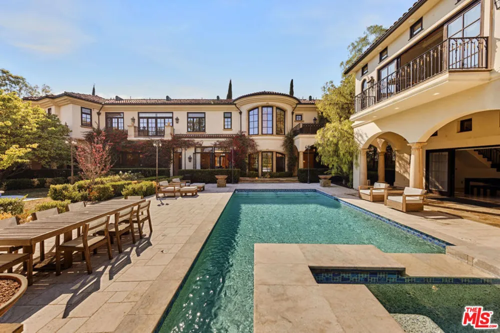 2374 Earls Court Los Angeles, CA 90077