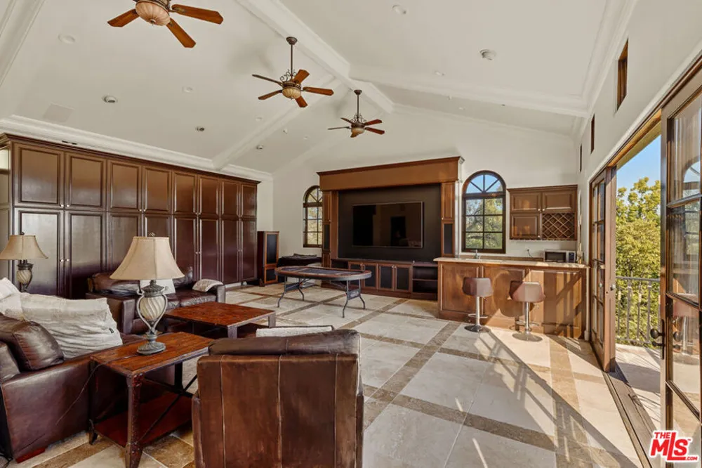 2374 Earls Court Los Angeles, CA 90077