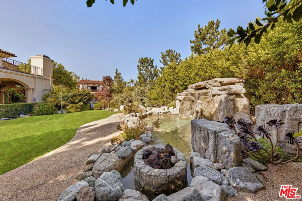 2374 Earls Court Los Angeles, CA 90077